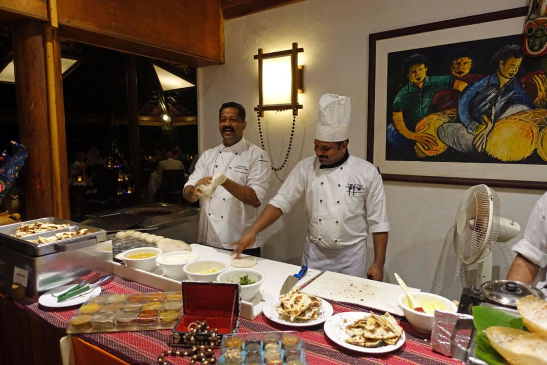 Die Chefköche haben Spaß am Büffet NH Collection Maldives Reethi Resort