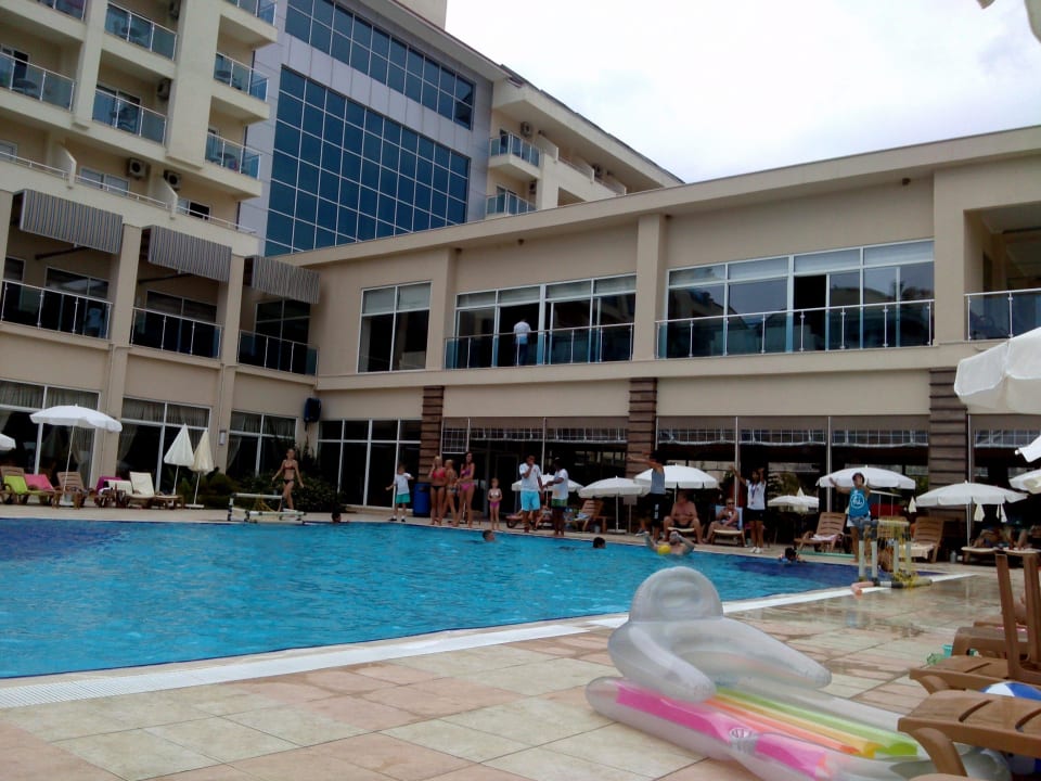 Blick von der Liege aus auf das Hotel / den Pool Solivia Hotel