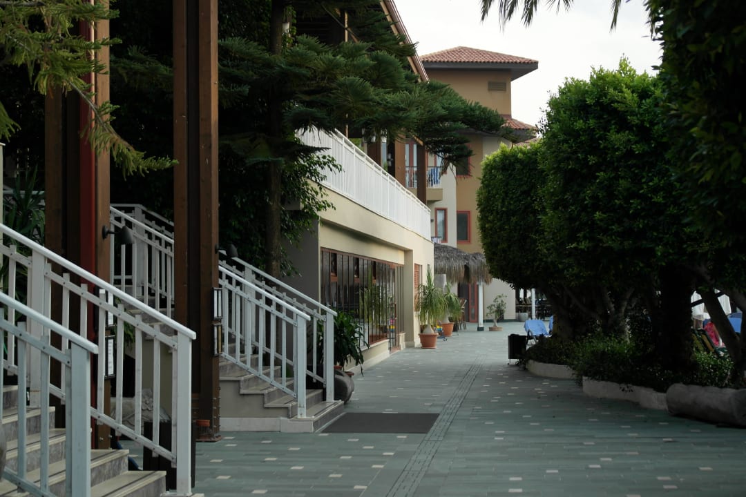 Weg vorm Hauptrestaurant Club Grand Side