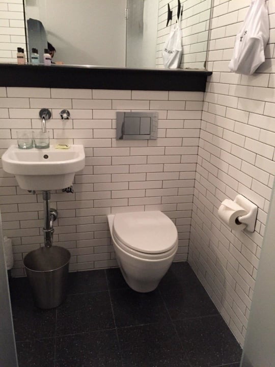 Waschbecken und WC The Pod Hotel 39 New York