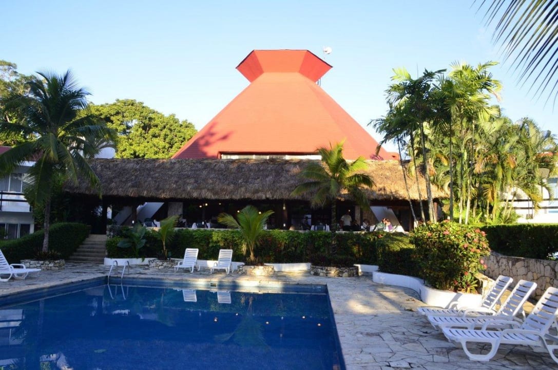 Pool, dahinter das Haupthaus mit Rezeption Hotel Mision Palenque