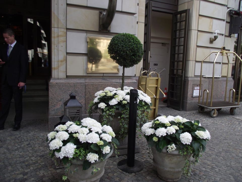 Eingang von Unter den Linden Hotel Adlon Kempinski Berlin
