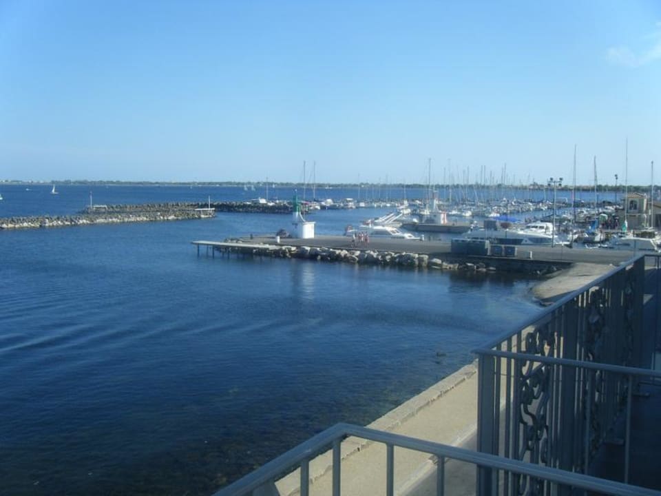 Blick aus der zweiten Etage auf den kleinen Hafen Hotel Port Rive Gauche