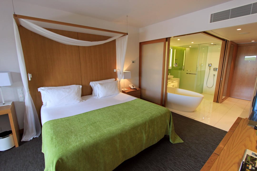 Bequemes Bett und Bad mit Schiebetüren Hotel Epic Sana Algarve