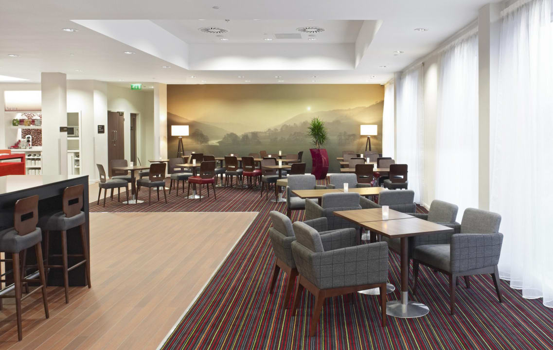Lobby Hampton by Hilton Newport/East