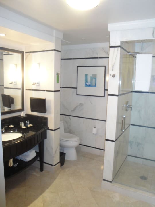 Bad, Zimmer im 18. Stock Sorrento Hotel Fontainebleau Miami Beach