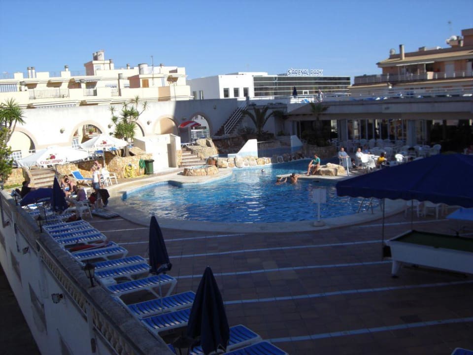 Pool und Bar des Hotels Hotel Kilimanjaro