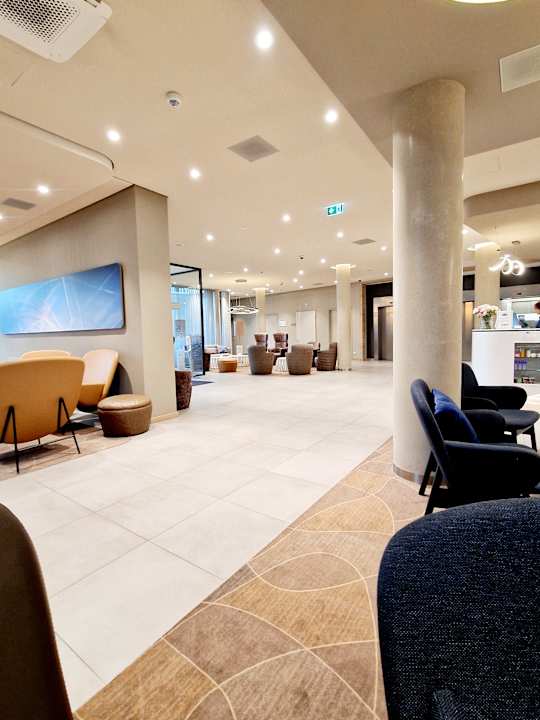 Lobby Hampton By Hilton Frankfurt Airport
