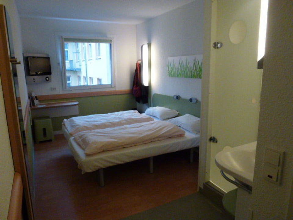 Zimmer von Tür aus ibis budget Berlin City Potsdamer Platz