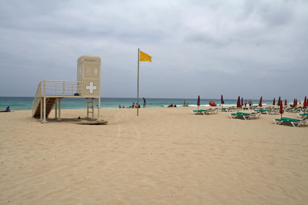 Gelbe Flagge am Strand Hotel Riu Oliva Beach Resort