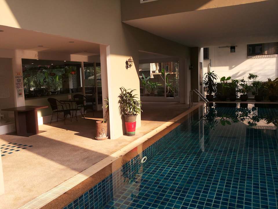 Basen z restauracją w tle. Hotel Boss Suites