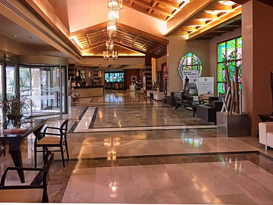 Lobby. Links hinten Rezeption  Elba Costa Ballena Beach & Thalasso Resort