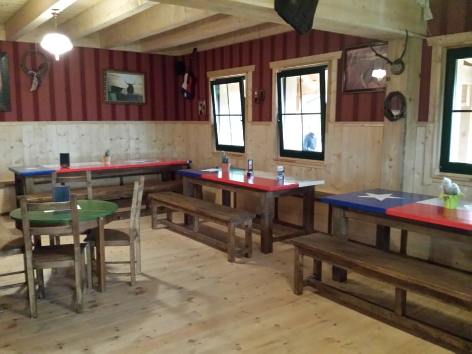 Ein Blick in die Bar Horse Lake Ranch Ferienanlage
