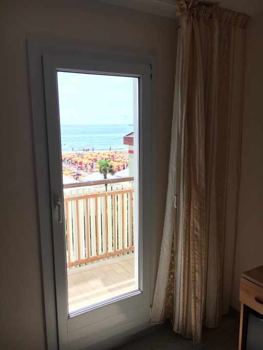 Durch diese kleine Tür kommt kaum Licht Hotel Righetto