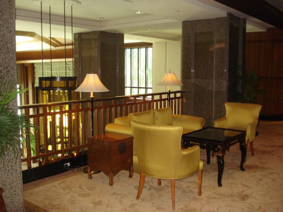 Elegantes Mobiliar in der Lobby Hotel The Peninsula Bangkok