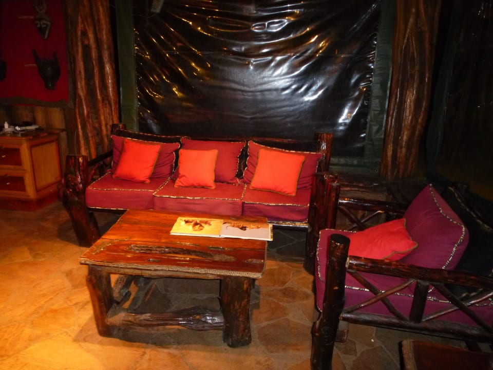 Sitzecke in der Bar Royal Mara Safari Lodge