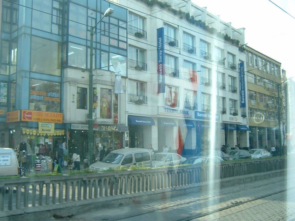 Hotel von der Straßenbahn aus Hotel Beyaz Saray