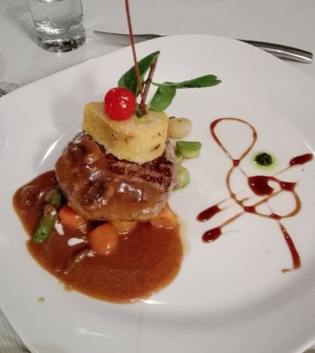 Filetsteak mit Polenta auf Gemüse im Bella Premier Le Reve Hotel & Spa