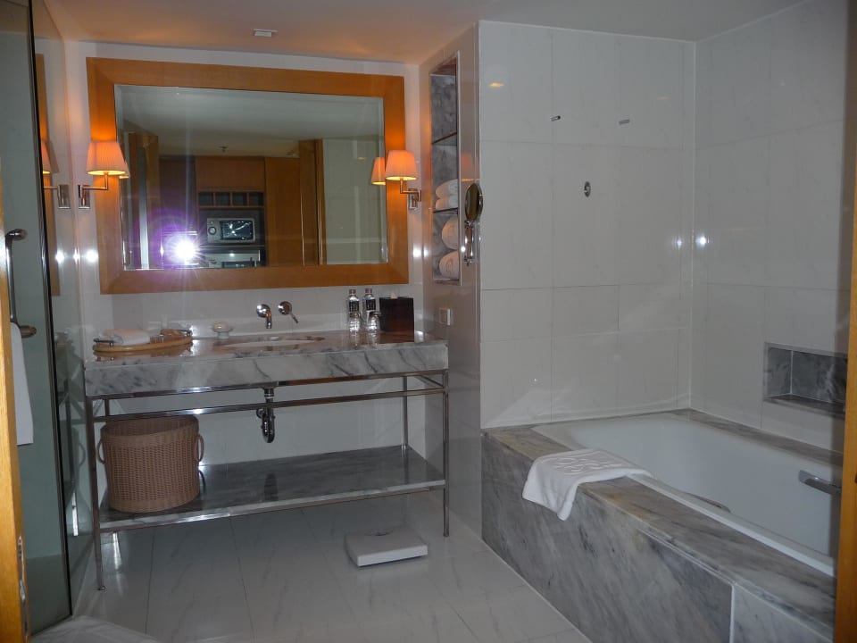 Badezimmer mit Waschplatz und Wanne. Hotel Lebua At State Tower