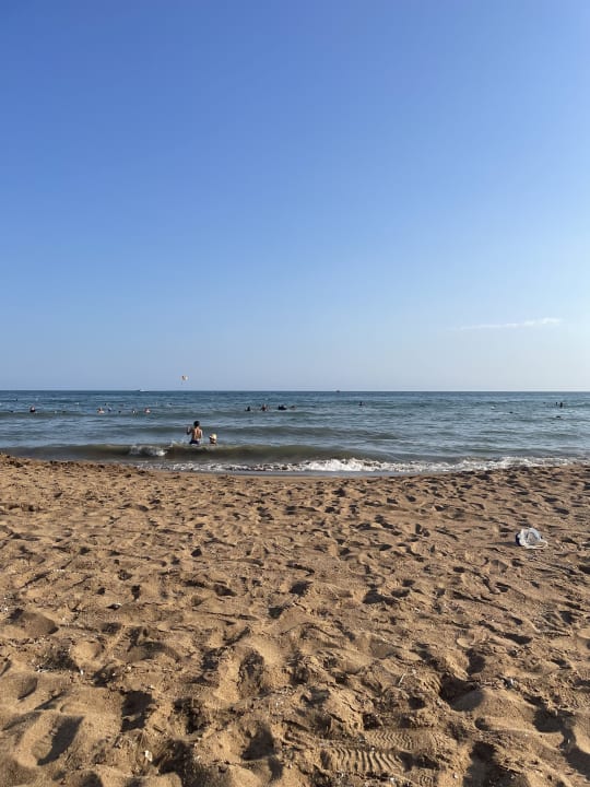 Strand Kamelya Aishen Club