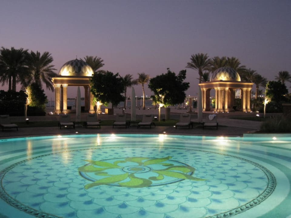 Relaxpool am Abend Emirates Palace Mandarin Oriental