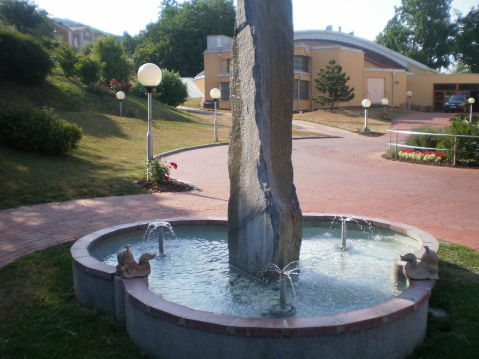Brunnen in der Gartenanlage Vivea Hotel Bad Vöslau
