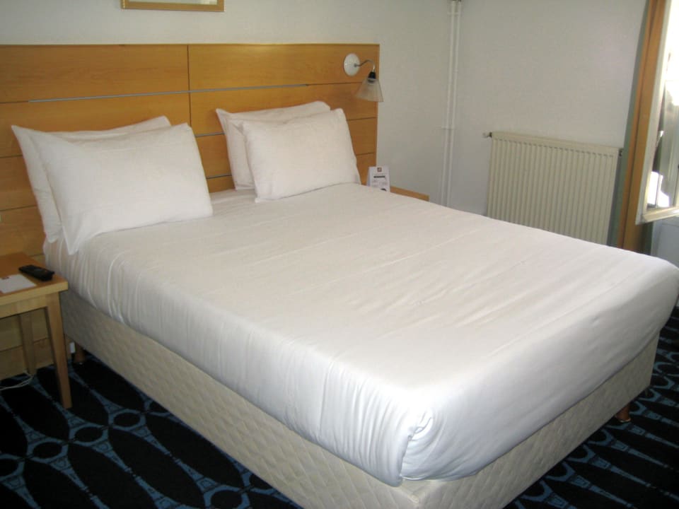 Bett im Zimmer 608 Hotel Lorette Astotel
