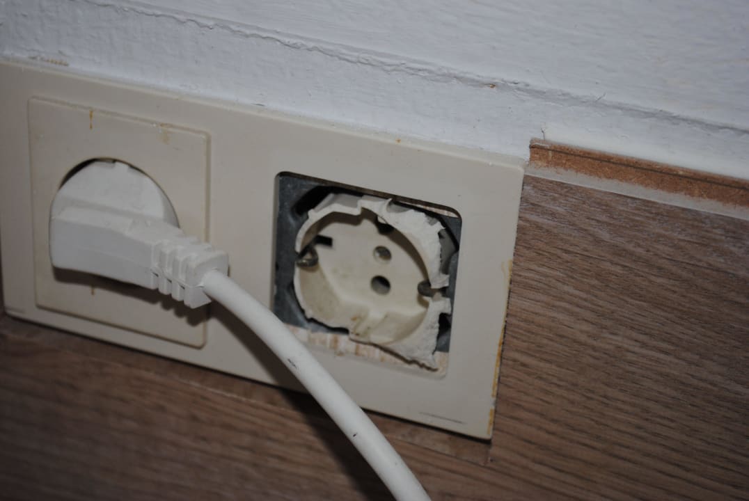 Defekte Steckdose im Zimmer Landhotel Waldhaus