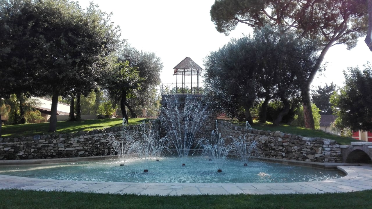 Brunnen im Hotelgarten Mercure Villa Romanazzi Carducci Bari
