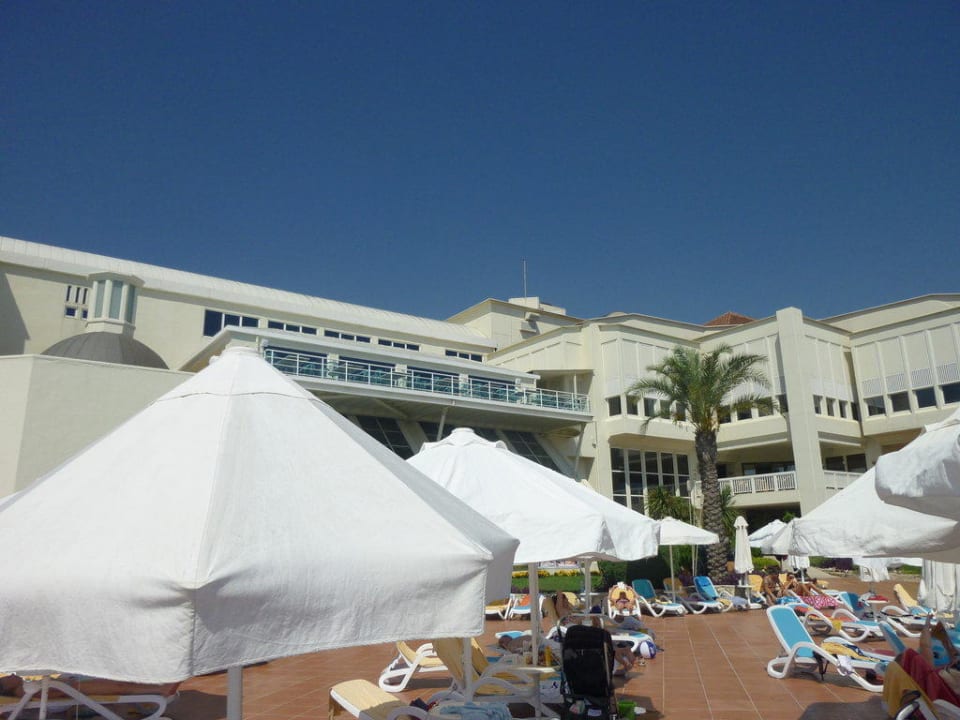 Blick vom Pool aufs Hotel PALOMA Perissia