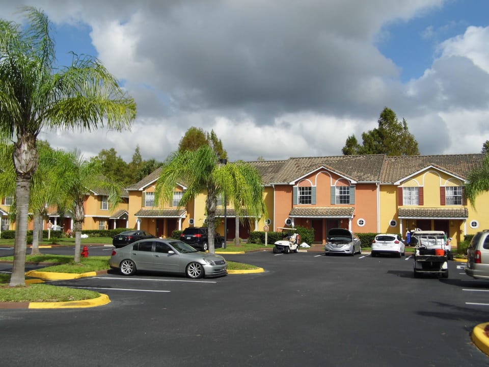 Aussenbereich mit Parkplätzen Saratoga Resort Villas