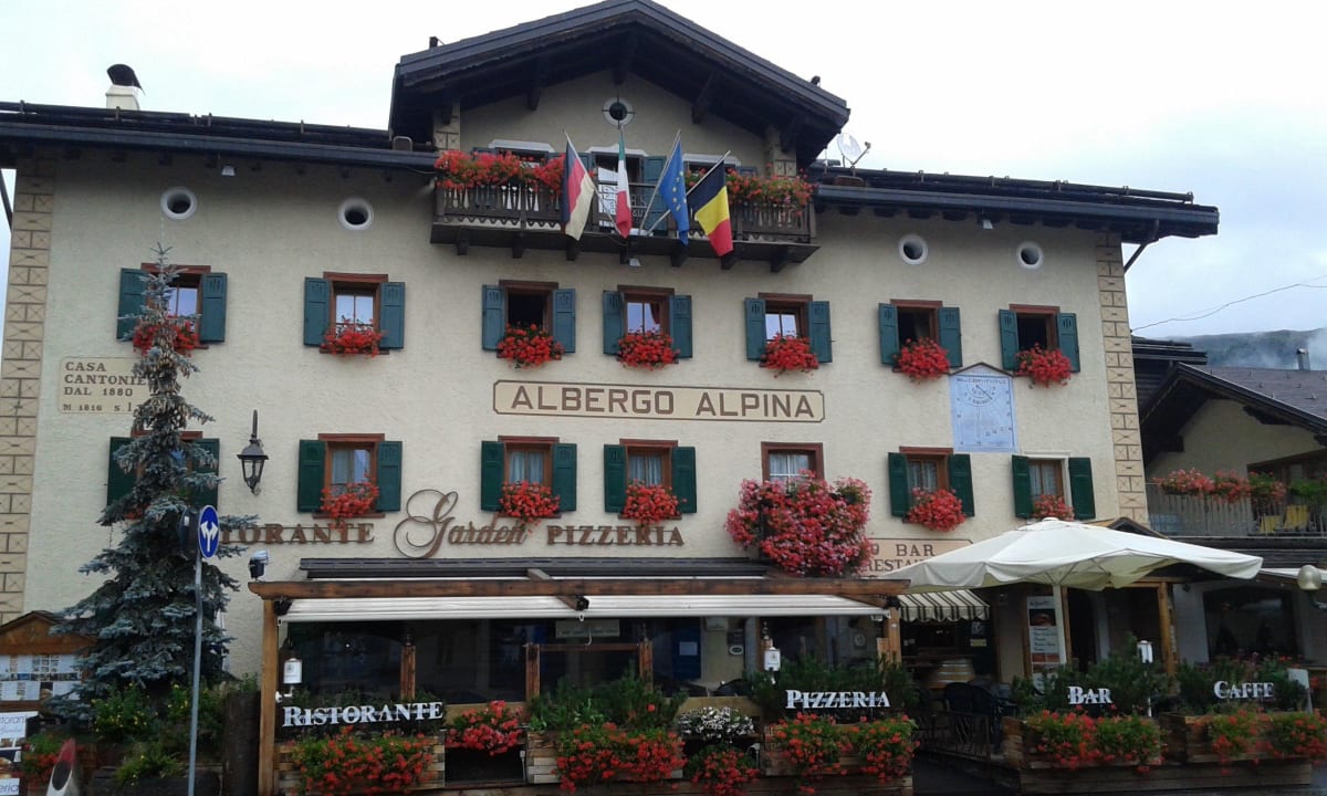 Eingang Hotel Alpina