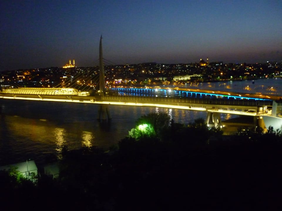 Ausblick Dachterrasse bei Nacht Istanbul Golden City Hotel