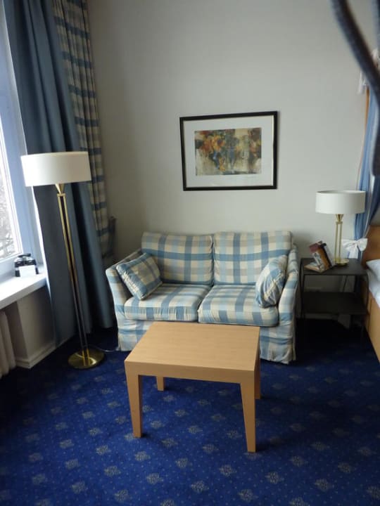 Kleine, gemütliche Couch Relexa Hotel Bellevue Hamburg