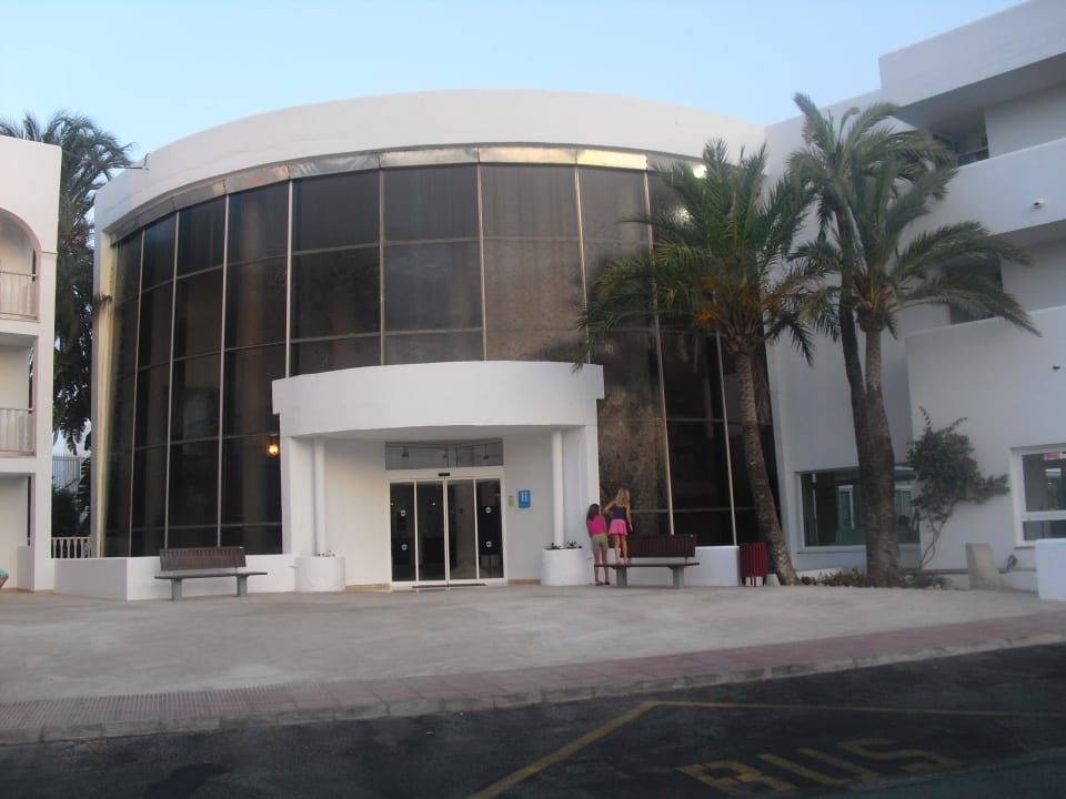 Vorderansicht Hotel! Am Glas lief Wasser runter... Calimera Fido Gardens