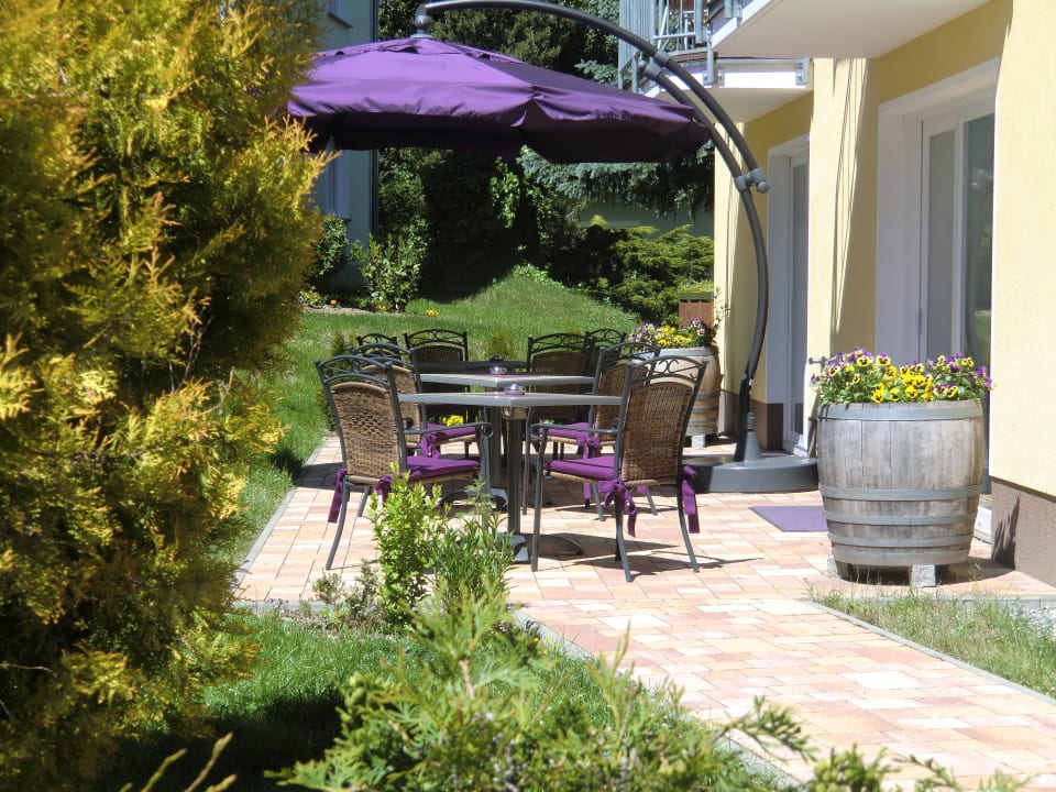 Frühstücksterrasse im Garten Pension Delia Will