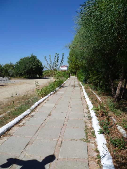 Der Weg zum Strand wurde immer länger Hotel Süral Garden
