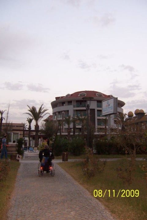 Schöne Promenade Sunis Evren Beach Resort Hotel & Spa