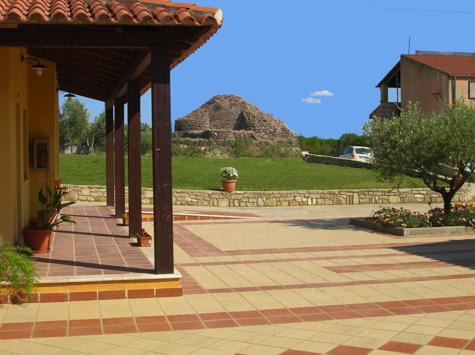 Piazzetta con vista sul Nuraghe Hotel Su Nuraxi