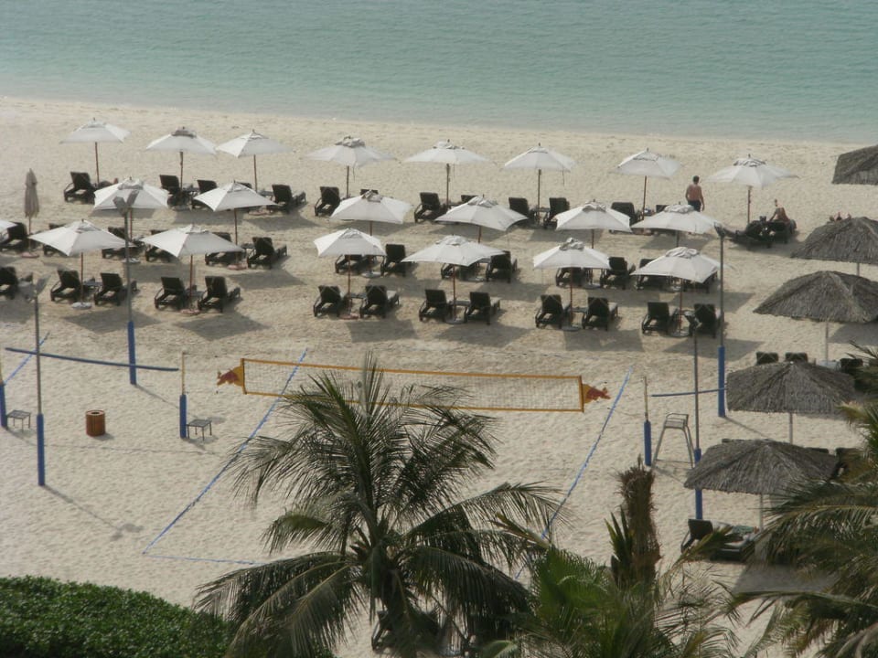 Hotelstrand vom 8.Stock Le Meridien Mina Seyahi Beach Resort & Waterpark