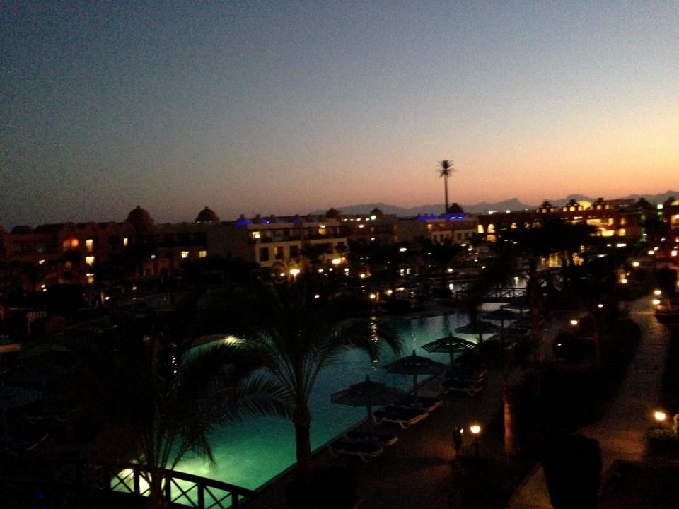Blick auf den Pool abends Titanic Beach Spa & Aqua Park