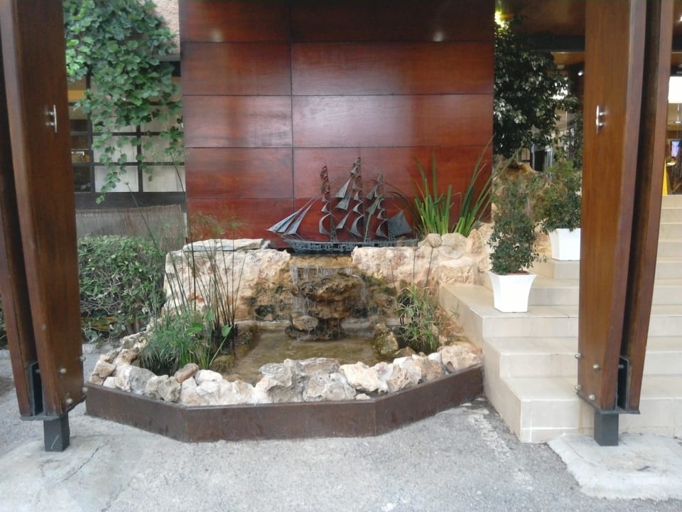 Eingang azuLine Hotel Bergantin