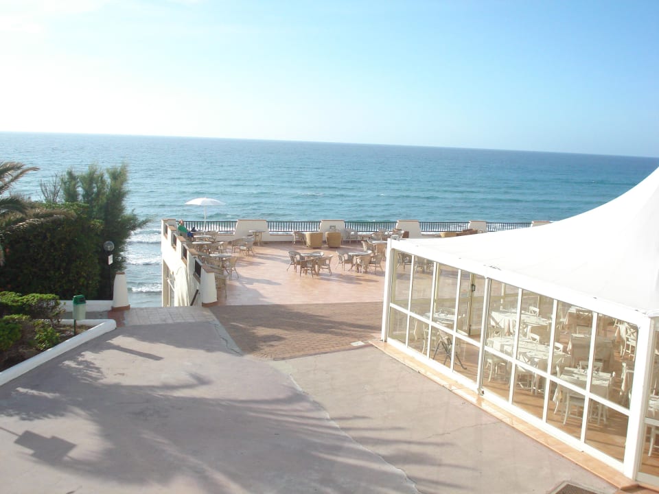 Widok z tarasu na restaurację La Plage Hotel & Resort