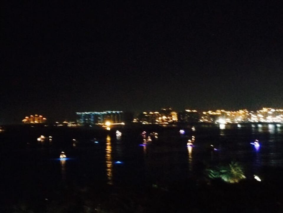 Aussicht bei Nacht vom Balkon Le Meridien Mina Seyahi Beach Resort & Waterpark