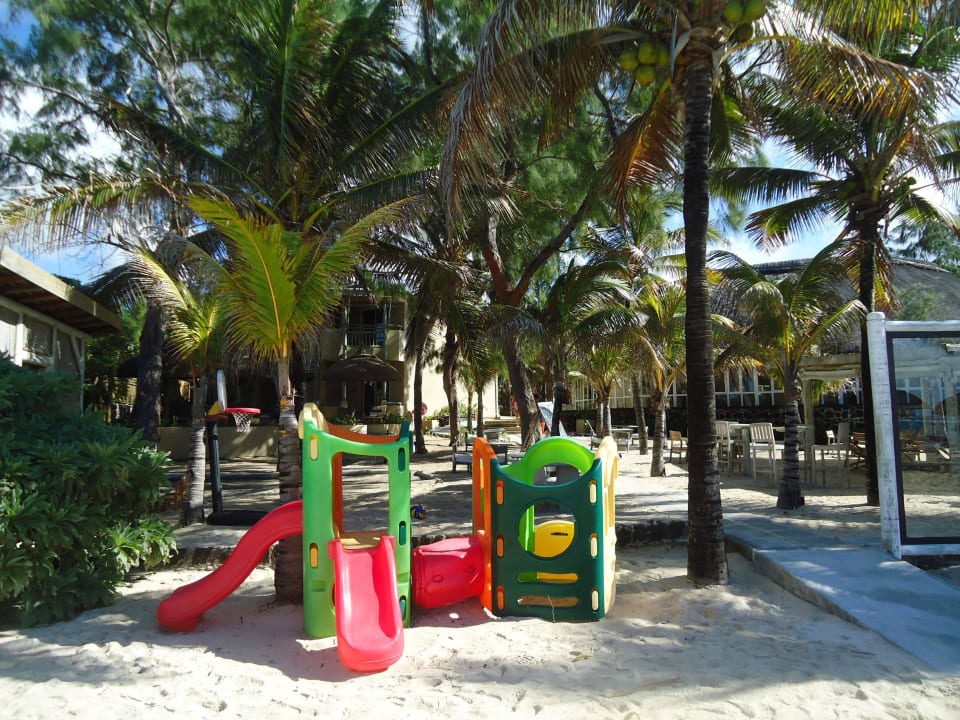 Blick vom Strand auf 1. Gebäude und Restaurant Friday Attitude