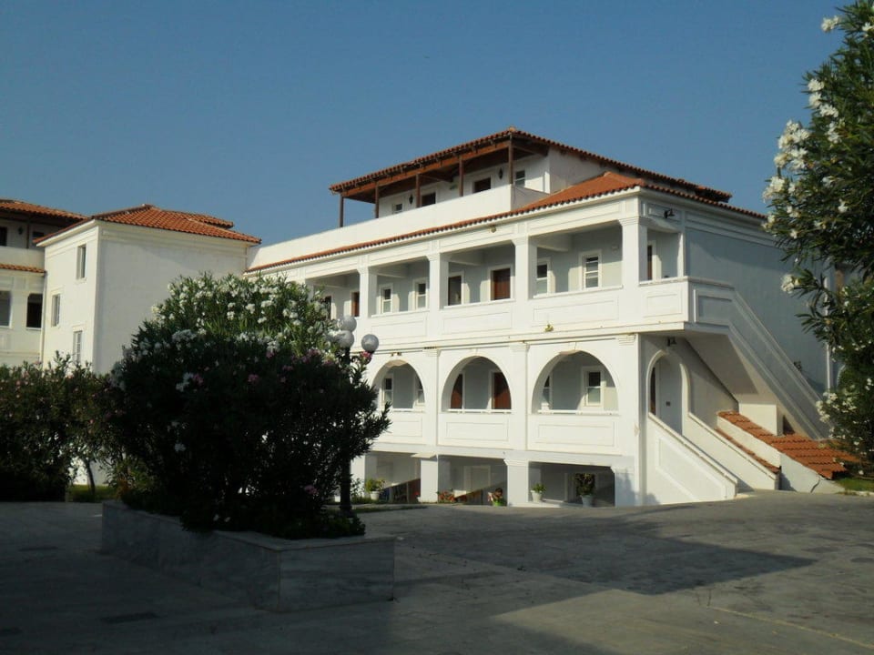 Außenansicht vom Restaurant zum Nebengebäude Hotel Klelia