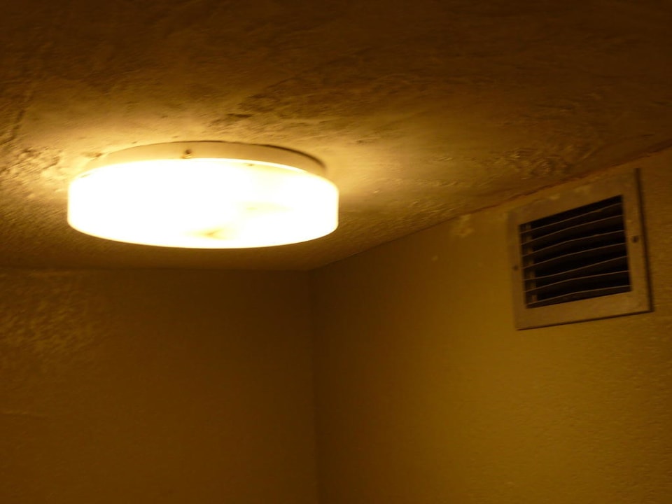 "Badezimmerlampe mit Luftschacht" Hotel Clarion Tampa & Conference