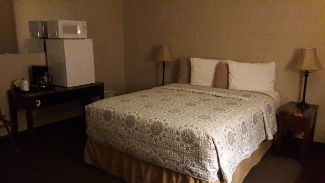 Wyposażenie - lodówka, mikrofala i tv Red Rock Motel