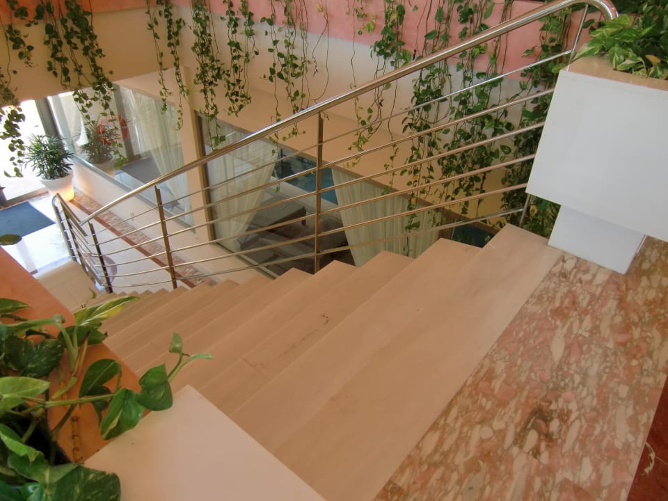 Man sieht den Innenpool Zafiro Mallorca