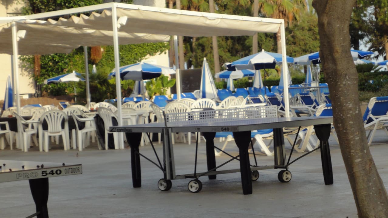 Tischtennis vor dem Mittagsrestaurant Hipotels Mediterraneo Club